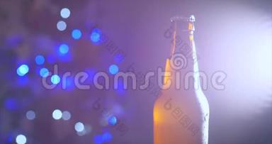 在节日或新年的灯光背景下，在美丽的背景下，`杯香槟或啤酒